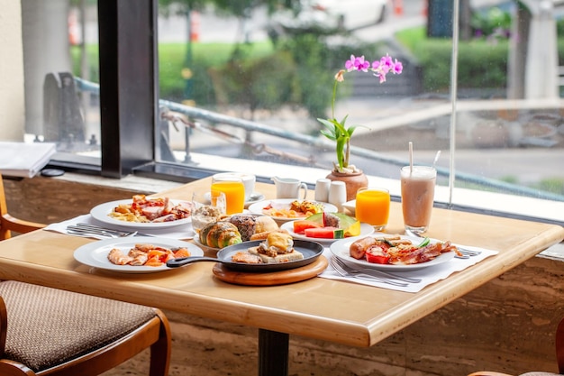 Desayuno en la mesa del hotel de lujo con varios alimentos de buffet en un moderno resort