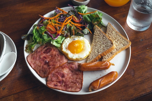 Desayuno en la mesa de madera del café.