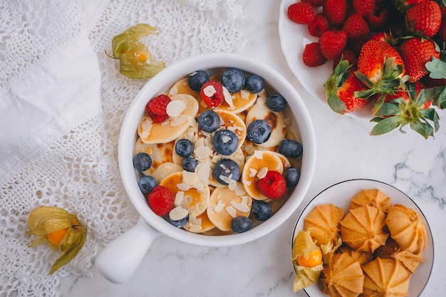 Desayuno, Mini crepes con fresas, croissants y aguacate, Deliciosa comida de verano, Vista superior sobre una espalda de mármol