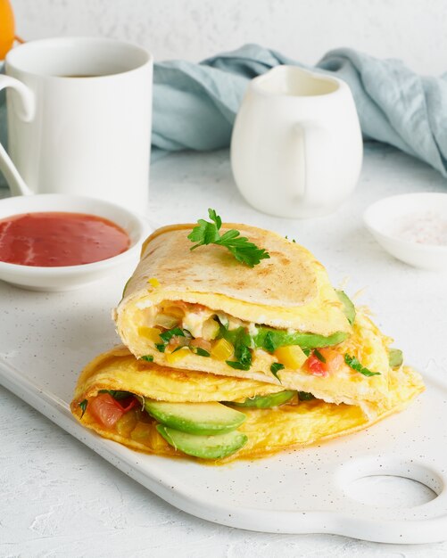 Desayuno de moda con quesadilla y huevos, comida de moda con tortilla, queso