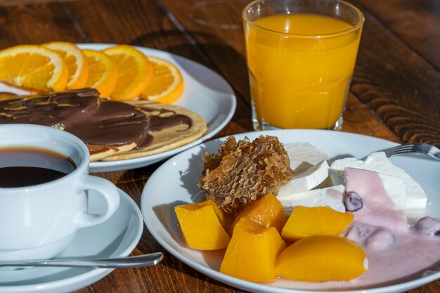 Desayuno de muchos platos y bebidas en un primer plano de la mesa de madera Concepto de comida