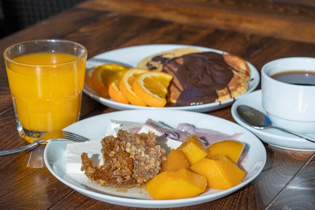 Desayuno de muchos platos y bebidas en un primer plano de la mesa de madera Concepto de comida