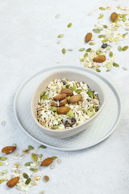 Desayuno de muesli en mesa gris.