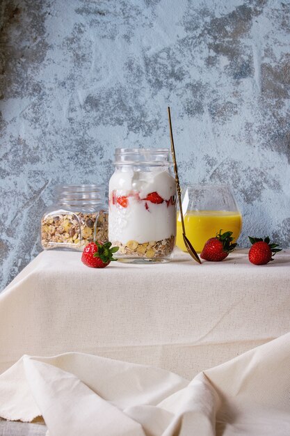 Desayuno con muesli y yogurt