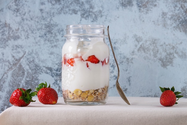 Desayuno con muesli y yogurt