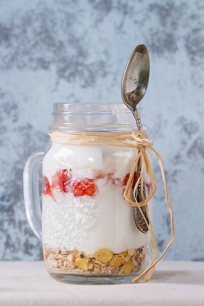 Desayuno con muesli y yogurt