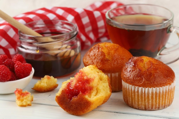 Desayuno con muffins Deliciosos pasteles en la mesa