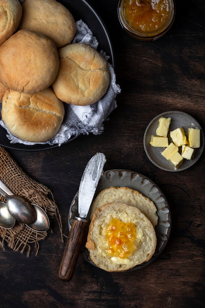 Desayuno de muffins ingleses tostados con mantequilla y mermelada