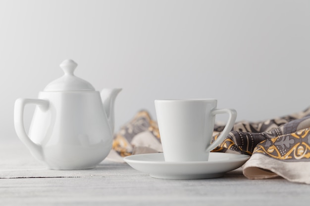 Desayuno de mujer en mesa con taza de té