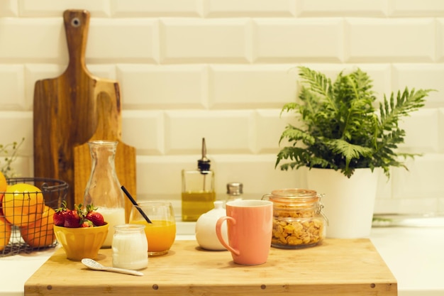 Desayuno natural con frutas y cereales en la encimera de la cocina