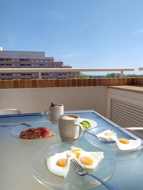 Desayuno en la naturaleza Comida de la mañana taza de café caliente huevo frito y tocino