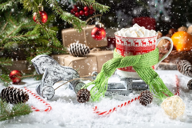 Desayuno de Navidad con nieve, regalos, abeto y piñas