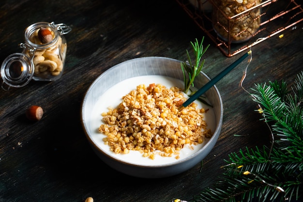 El desayuno navideño consiste en granola con yogur Muesli navideño con nueces Concepto de vacaciones de invierno Comida saludable Merienda de avena