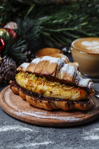 Desayuno navideño: croissant con chocolate y plátano al horno.