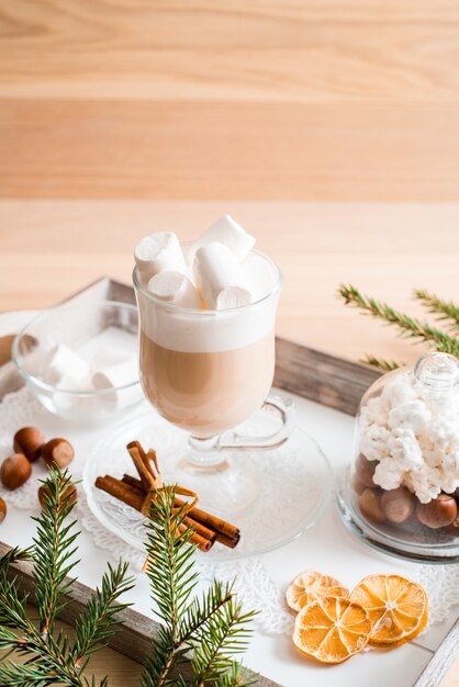 Desayuno navideño, pastelería con especias de invierno y capuchino, canela y mandarina.