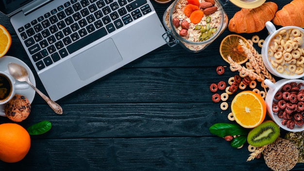 Desayuno de negocios muesli café leche frutas nueces y semillas en una superficie de madera Vista superior Espacio libre para texto