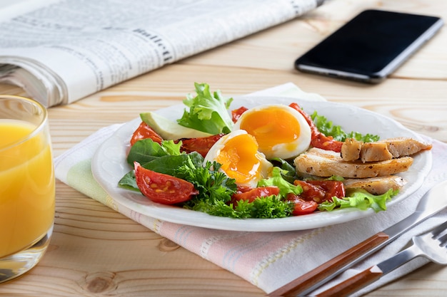 Desayuno de negocios saludable en estilo europeo o americano con huevos duros, verduras y hierbas. De cerca