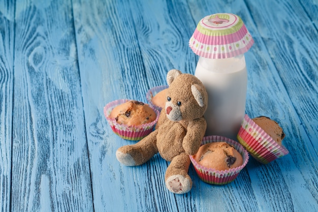 Desayuno para niños con leche y magdalenas