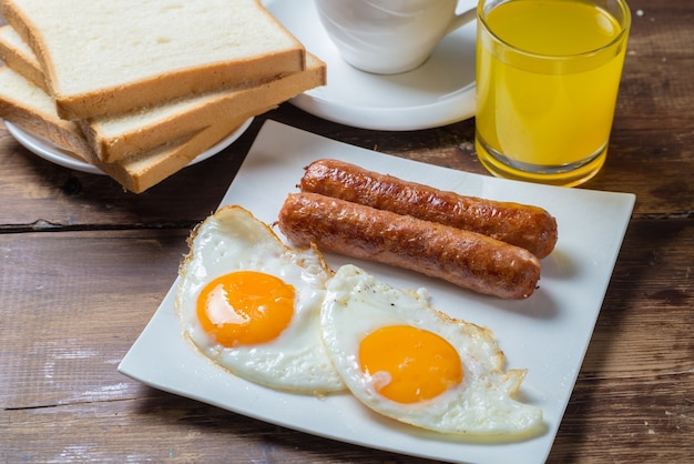 Desayuno nutritivo, fresa, pan, café jugo de naranja, salchicha, huevo