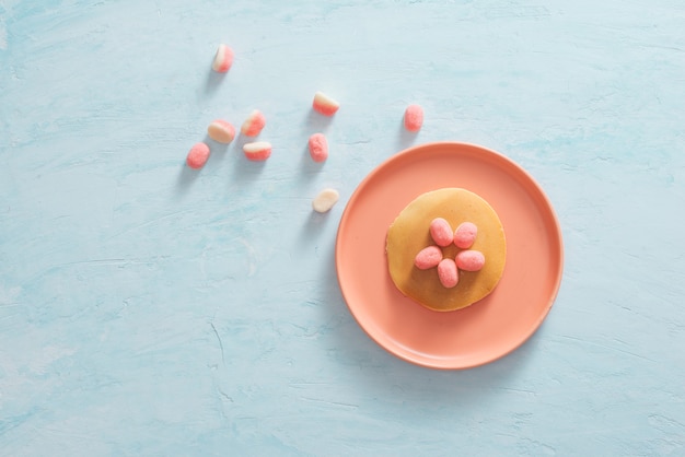 Desayuno o postre para niños: panqueque con dulces de malvavisco.