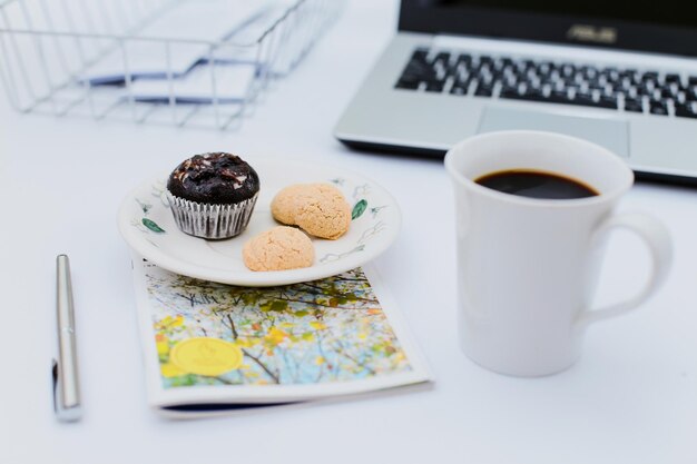 Foto desayuno y objetos en la mesa