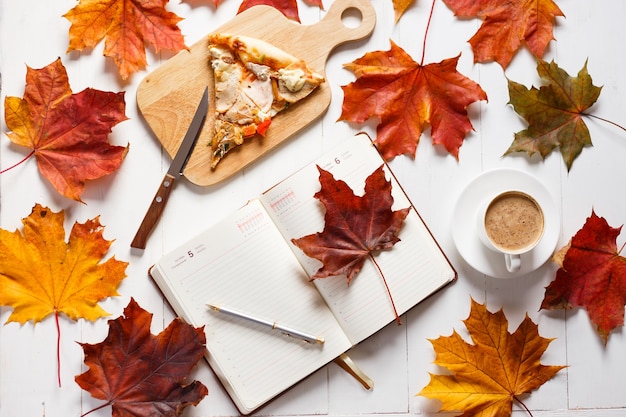 Desayuno de otoño con café, pizza y diario. Concepto de vista superior