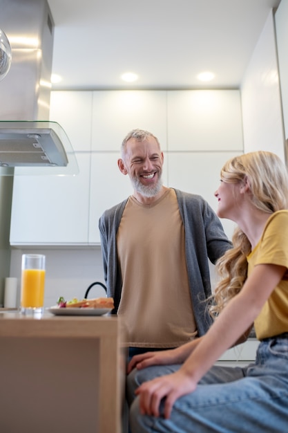 Desayuno. Un padre y una hija en la cocina desayunando.