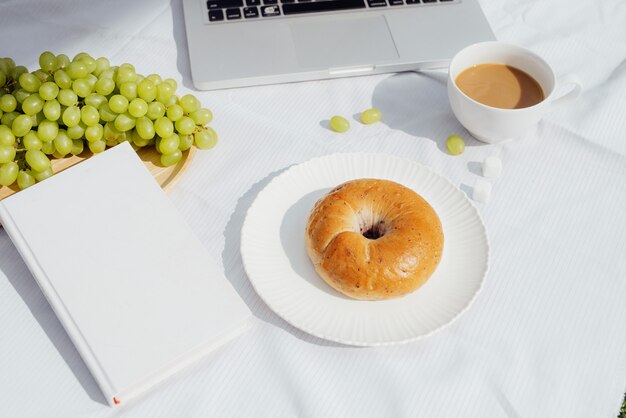 Desayuno con pan de café y fruta.