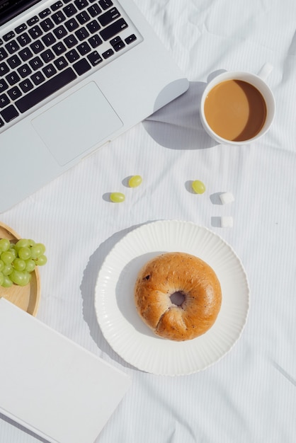 Desayuno con pan de café y fruta.