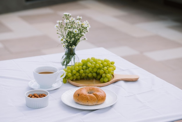 Desayuno con pan de café y fruta.