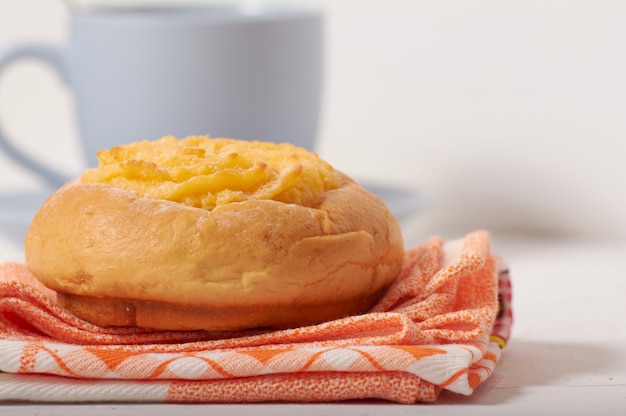 Desayuno con pan de crema de coco.