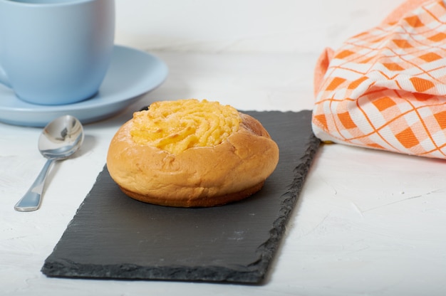 Desayuno con pan de crema de coco.