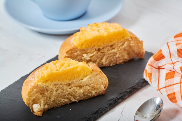 Desayuno con pan de crema de coco.