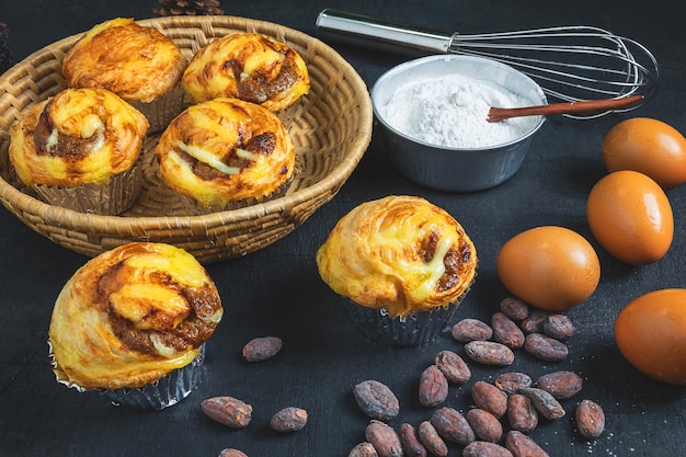 Desayuno, Pan e Ingredientes en Mesa.