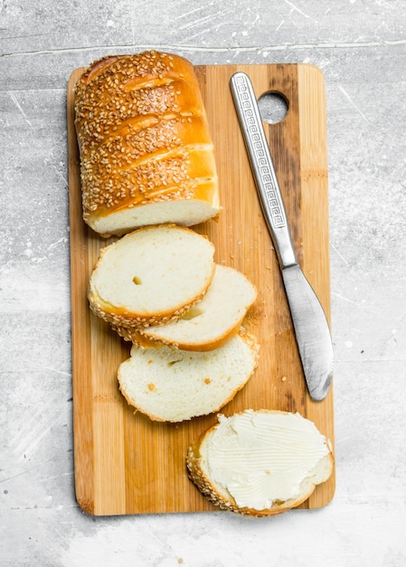 Desayuno Pan fresco y mantequilla en una tabla de madera