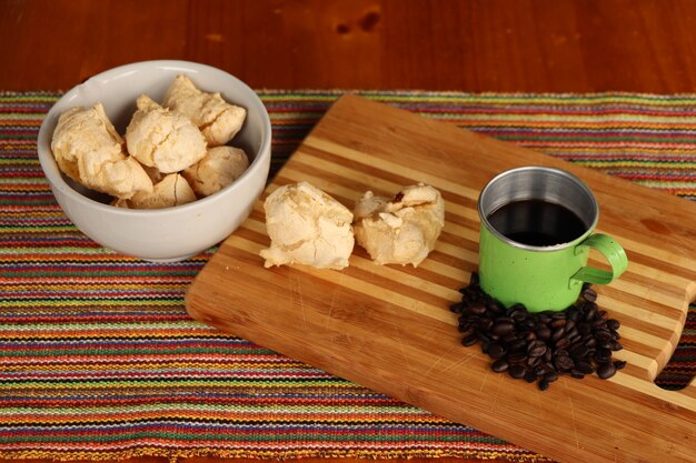 desayuno, pan de queso y café en la mesa. Galleta de queso.