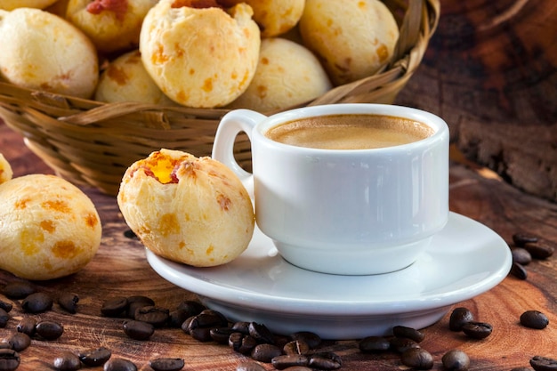 Desayuno con pan de queso, pan de queso brasileño relleno de pepperoni y una taza de café