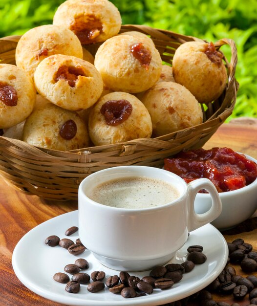 Desayuno con pan de queso, pao de queijo