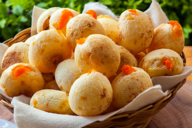 Desayuno con pan de queso relleno, pao de queijo