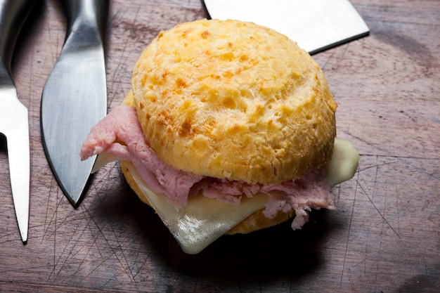 Desayuno con pan de queso relleno, pao de queijo