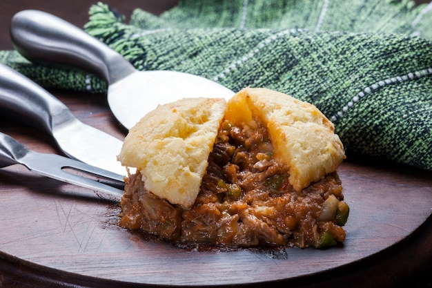 Desayuno con pan de queso relleno, relleno de carne desmenuzada pao de queijo