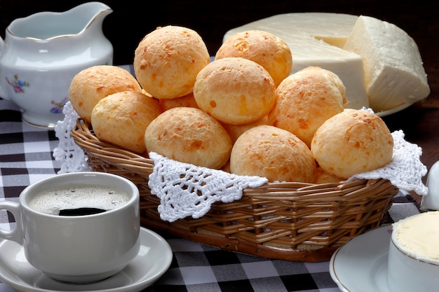 Desayuno con pan de queso