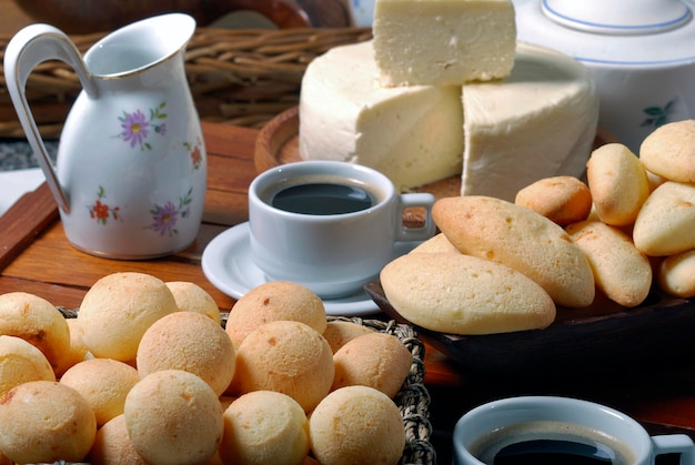 Desayuno con pan de queso