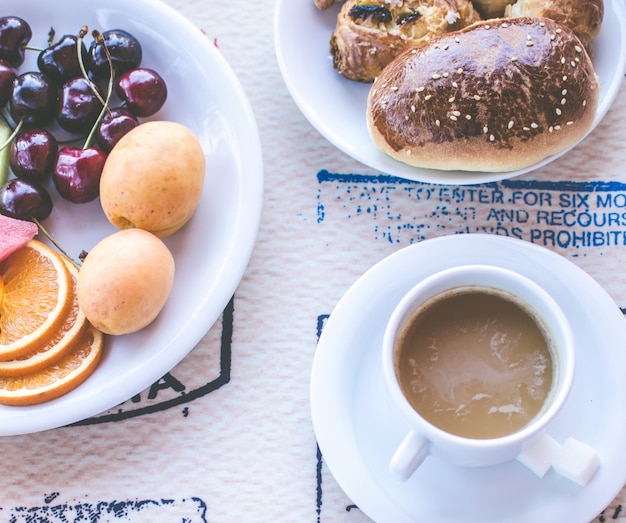 Desayuno con panqueques y mermelada de frambuesa