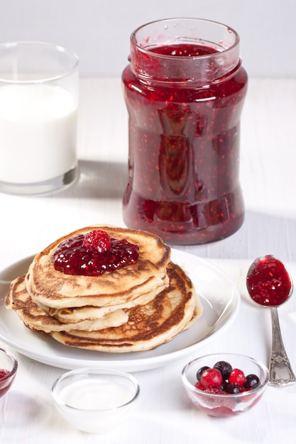 Desayuno con panqueques y mermelada de fresa