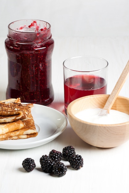 Desayuno con panqueques, yogurt y moras