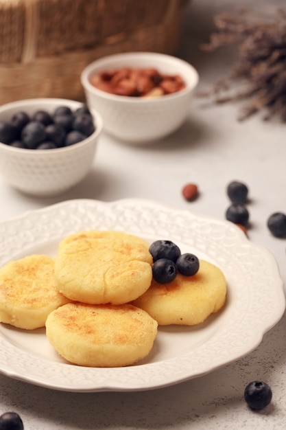 Desayuno de panqueques y yogurt