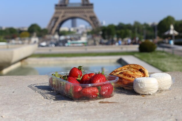 Foto desayuno en parís cerca de la torre eiffel