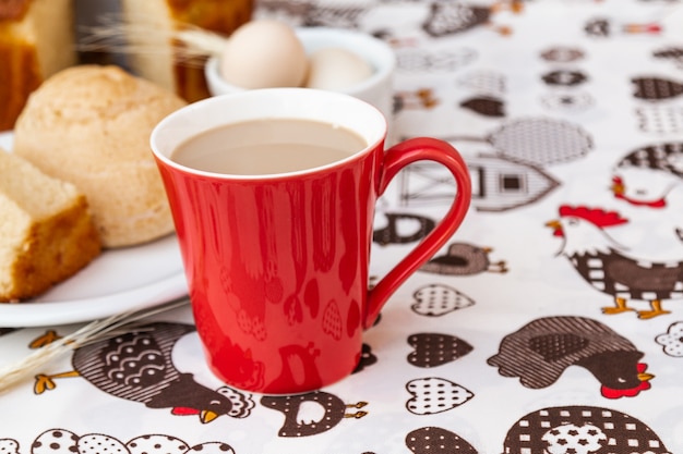 Desayuno con pastel al aire libre.