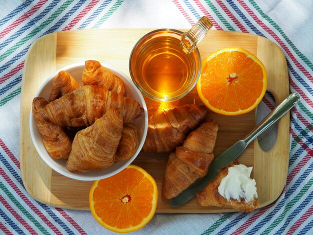 Desayuno con pasteles naranjas y té.